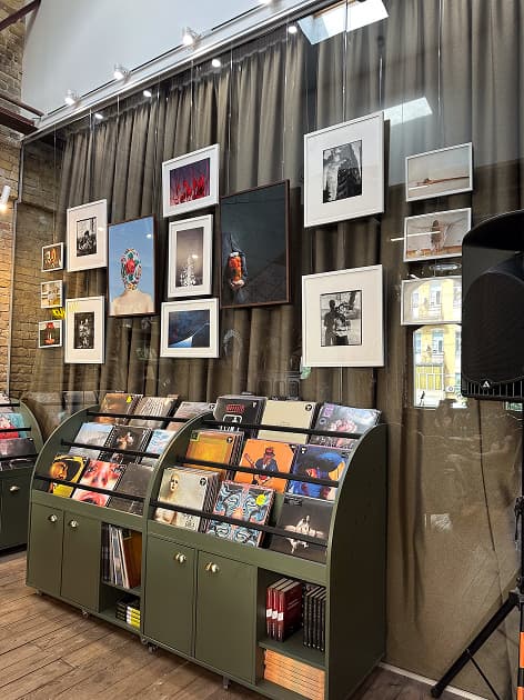 exhibition Readeat Книгарня-кавʼярня - виставка Myph