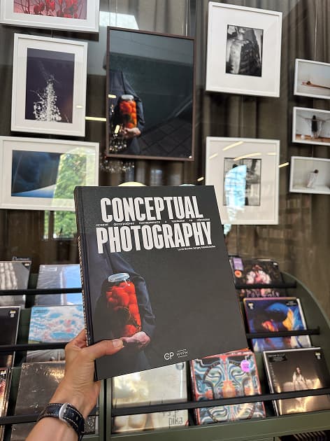 exhibition Readeat Книгарня-кавʼярня - виставка Myph