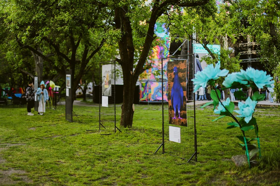 exhibition Ти є